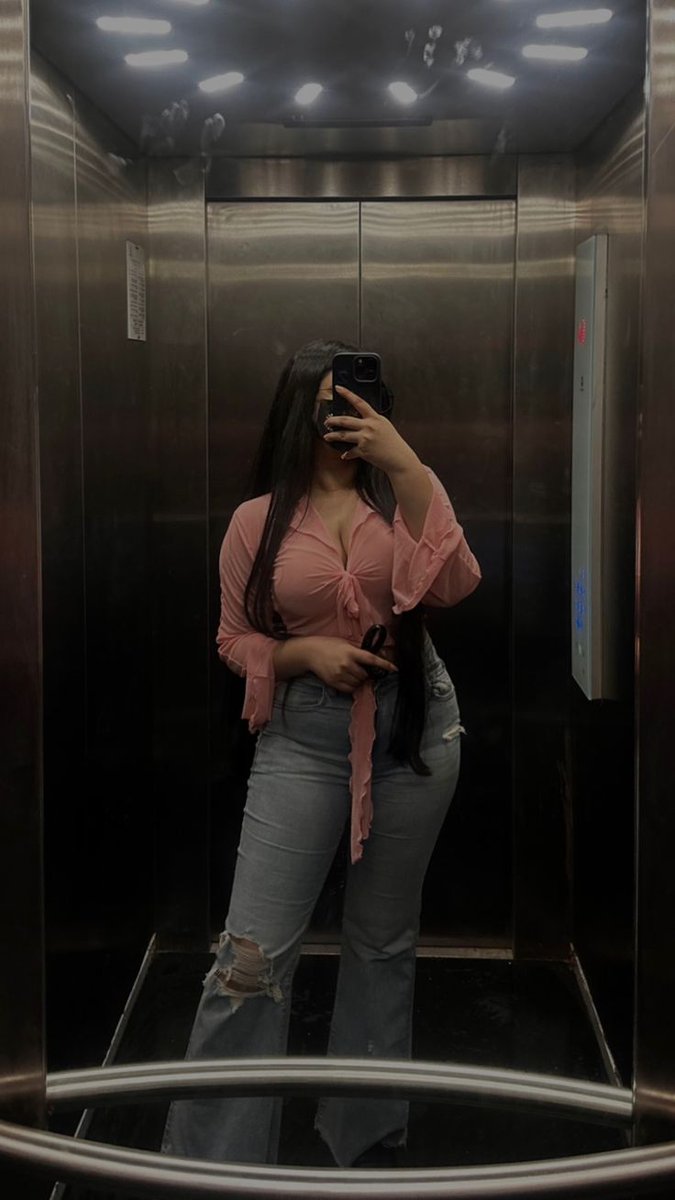 1Alish_'s tweet image. I'm 17 and he is 52 ab kya karu??🥵❤️