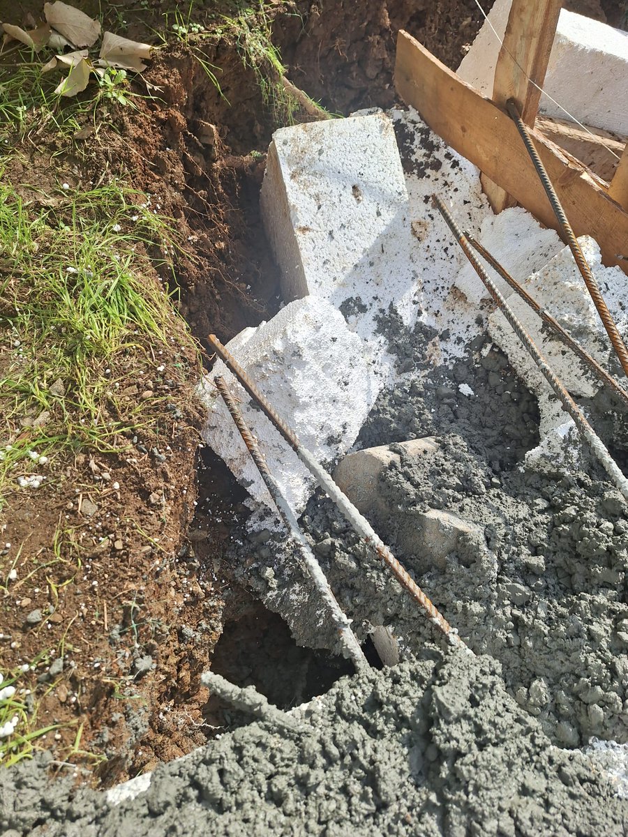 eseresere's tweet photo. Kağıthane Telsizler mah. Akbal Sokakta yapılan inşaatta, binanın hemen dibinde bahçede çökme oldu. Müteahhit çöken bölümü strafor köpük ile doldurup üzerini beton ile kapatmaya çalışırken durdurduk. https://t.co/V9lCmkJmg5