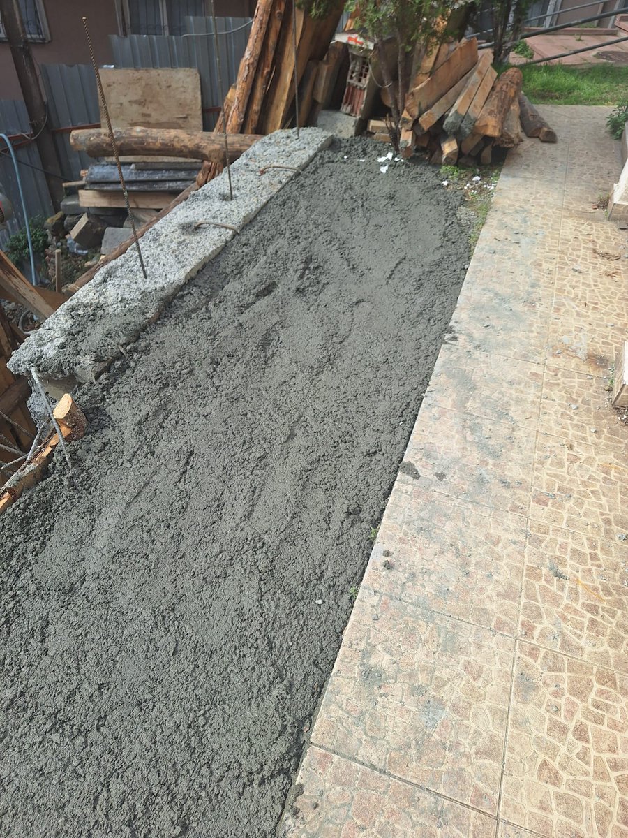 eseresere's tweet photo. Kağıthane Telsizler mah. Akbal Sokakta yapılan inşaatta, binanın hemen dibinde bahçede çökme oldu. Müteahhit çöken bölümü strafor köpük ile doldurup üzerini beton ile kapatmaya çalışırken durdurduk. https://t.co/V9lCmkJmg5