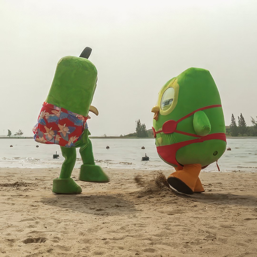 tokopedia's tweet image. Semua bermula dari kita berdua sering dibilang mirip
Terus jadinya kejar-kejaran di pantai, sampai rebutan matcha, jujur draining banget 😭
Udah saatnya kelarin drama sama si guru les bahasa 😩 #duolingo #tokopedia #duolingoindonesia