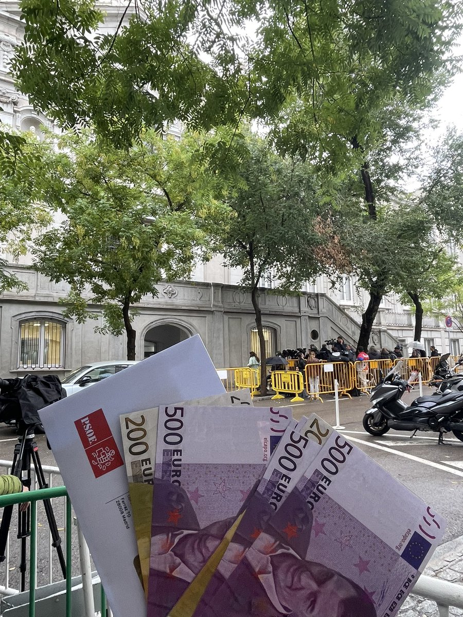 🚨🚨 URGENTE 🚨🚨

De chistorras y sobres… 

Ya he llegado el ex gerente del PSOE al Tribunal Supremo para declarar como testigo. 

En 15 minutos comienza su declaración. 

Hazte Oír, acusación popular, PRESENTE.