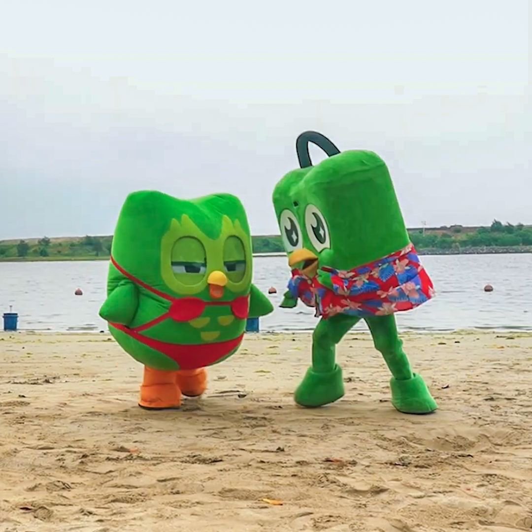 tokopedia's tweet image. Semua bermula dari kita berdua sering dibilang mirip
Terus jadinya kejar-kejaran di pantai, sampai rebutan matcha, jujur draining banget 😭
Udah saatnya kelarin drama sama si guru les bahasa 😩 #duolingo #tokopedia #duolingoindonesia