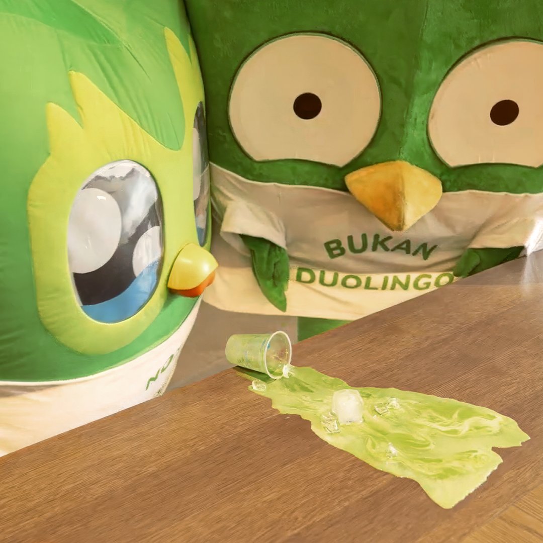 tokopedia's tweet image. Semua bermula dari kita berdua sering dibilang mirip
Terus jadinya kejar-kejaran di pantai, sampai rebutan matcha, jujur draining banget 😭
Udah saatnya kelarin drama sama si guru les bahasa 😩 #duolingo #tokopedia #duolingoindonesia