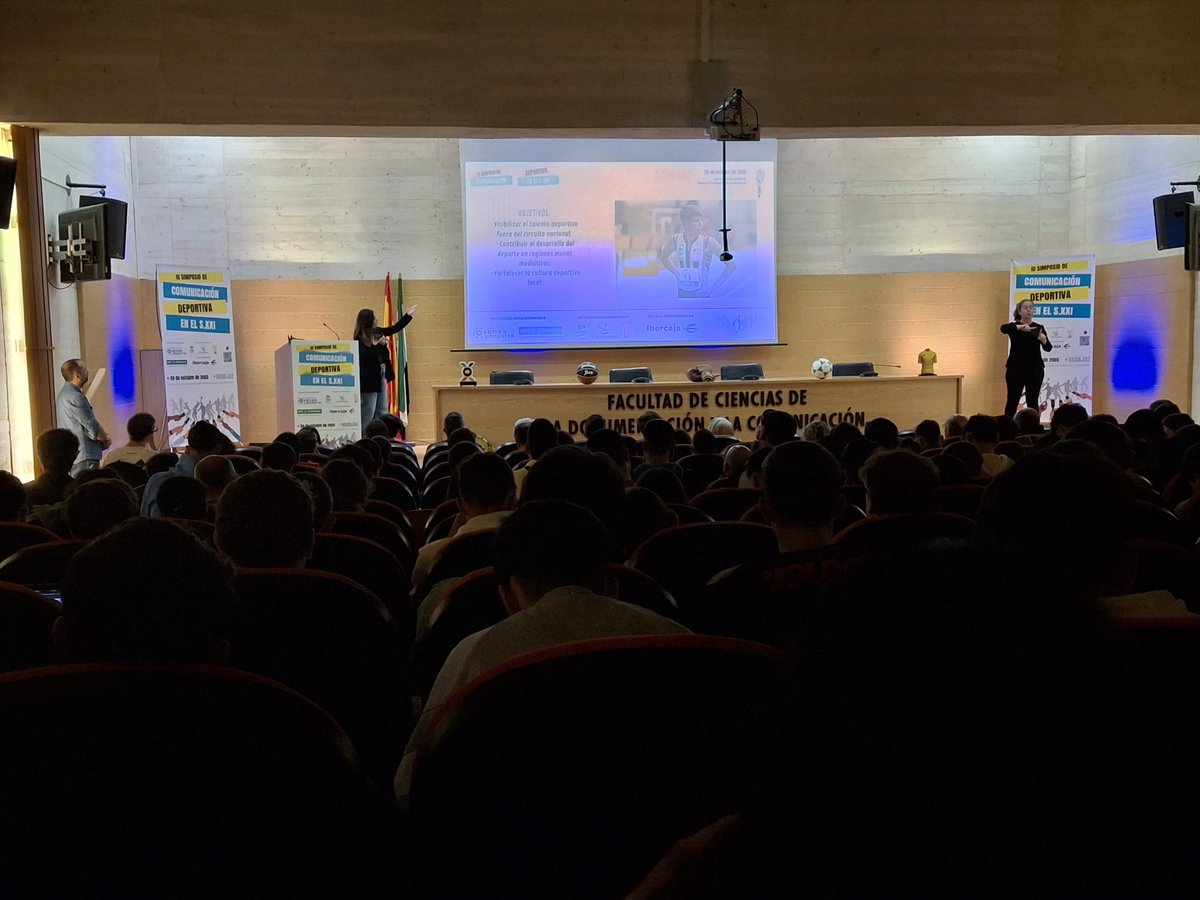 La periodista de <a href="/cextremadura/">Canal Extremadura</a>, <a href="/LeticiaAntunez/">Leticia Antúnez</a>, participa ya en el III Simposio de 'Comunicación Deportiva en el S.XXI' con la ponencia magistral "Periodismo Deportivo de Provincias", ante un aforo repleto, de más de 160 personas.

<a href="/cultura_EXT/">Cultura, Turismo, Jóvenes y Deportes</a> <a href="/jovendeportEXT/">Jóvenes y Deportes Extremadura</a> <a href="/ibercaja/">Ibercaja</a> <a href="/infouex/">UEx</a>