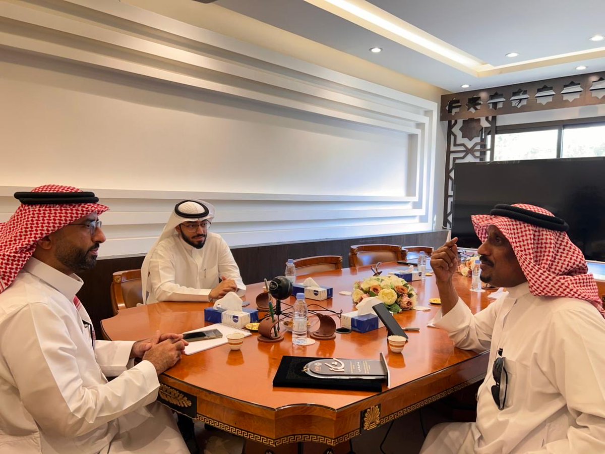 jazanpcs's tweet photo. قام رئيس جمعية الاستشارات النفسية والاجتماعية بجازان
الدكتور طاهر بن محمد عريشي بزيارة إلى مؤسسة صاحب السمو الملكي الأمير طلال بن عبدالعزيز الخيرية،
وكان في استقباله كلٌّ من الدكتور سلمان العنقري مساعد المدير التنفيذي للمؤسسة، والأستاذ أحمد الأحيدب مدير المبادرات والبرامج.

وخلال الزيارة قدّم العريشي درعًا وشهادة شكر وتقدير للمؤسسة نظير دعمها لبرنامج “سند للمعنفات” خلال الأشهر الماضية. 🌿

#جمعية_الاستشارات_النفسية_والاجتماعية #جازان #تمكين_المرأة #الدعم_الاجتماعي #برنامج_سند #عطاء_وبناء
#مؤسسة_الامير_طلال__بن_عبدالعزيز_الخيرية