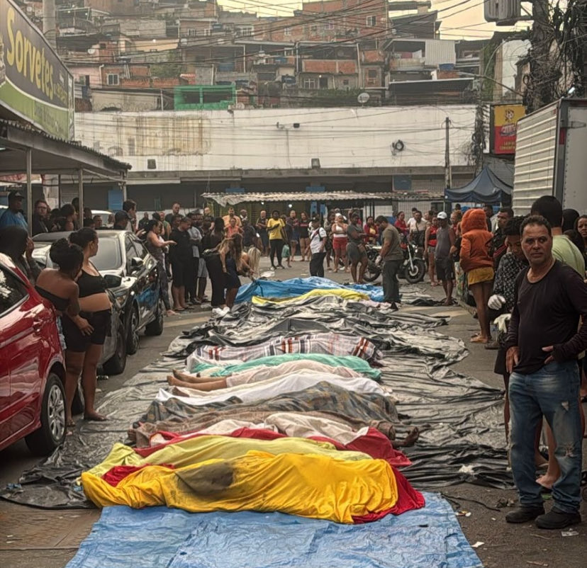 marinadomst's tweet photo. O retrato do fim da humanidade: Já foram encontrados 50 corpos essa manhã. Enquanto a cidade volta ao “normal���, a periferia segue no medo e no luto. Normal pra quem? Pro asfalto que retoma sua rotina ou pra favela que enterra seus mortos? 
📸 Raul Santiago https://t.co/uAZqds5G5O