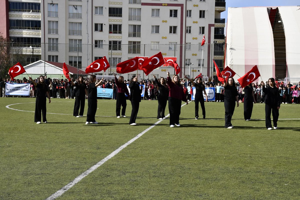 CUMHURİYETİMİZİN 102. YILI COŞKUYLA KUTLANDI

29 Ekim Cumhuriyet Bayramı’nın 102. yıl dönümü tüm yurtta olduğu gibi Gürün’de de coşkuyla kutlandı. 
gurun.bel.tr/haber/cumhuriy…