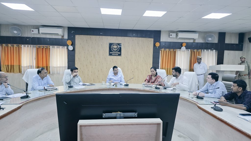 DMBalrampur's tweet photo. विकास कार्यों एवं राजस्व वादों के निस्तारण की समीक्षा की गई एवं जनकल्याणकारी योजनाओं से सभी पात्रों को लाभान्वित किए जाने सहित अन्य आवश्यक दिशा निर्देश दिए गए।
@CMOfficeUP @UPGovt https://t.co/9Y3BQALGDY