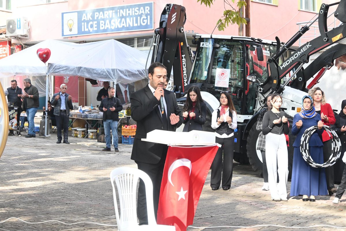 Cumhuriyetimizin kuruluşunun 102. Yılı münasebetiyle Atatürk İlk ve Orta Okulu öğrencileri tarafından düzenlenen programda Kaymakamımız Sayın Mücahit ÜNAL; “Cumhuriyete ve Gazi Mustafa Kemal Atatürk’ün hatırasına sahip çıkmanın en somut ifadesi ülkemize verdiğiniz hizmetler,
