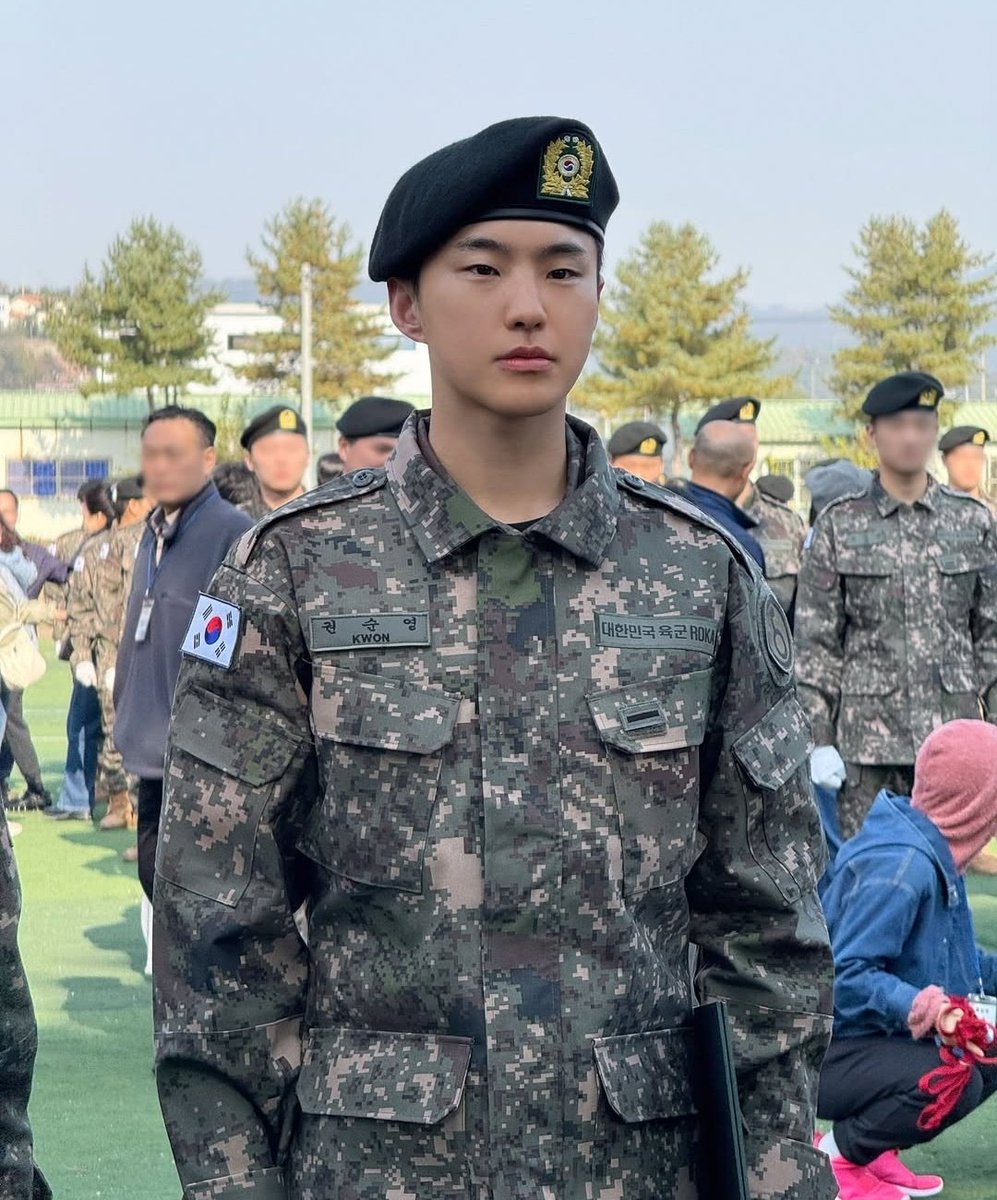 這是軍裝歐巴嗎...帥死了權順榮ㅠㅠ
幹嘛幹嘛幹嘛，而且還跟拿鐵親親
好萌嗚嗚嗚 https://t.co/1Y1VXqkgG4
