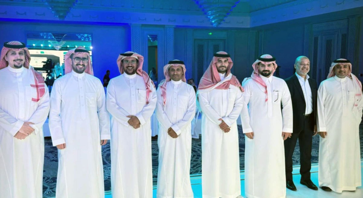 💰 صفقة ضخمة في السوق العقاري بالشرقية
— علي بن محمد العلي، رئيس “أشاد”، يحسم مزاد أراضي الذهب بقيمة 800 مليون ريال 
— المساحة: 9.3 ملايين م² 
— الصفقة تمت بإشراف مركز إنفاذ وسط تنافس قوي من كبار المستثمرين 🔥
— الأرض تُعد نواة لمشروعات تطويرية كبرى تعزز جودة الحياة وجاذبية