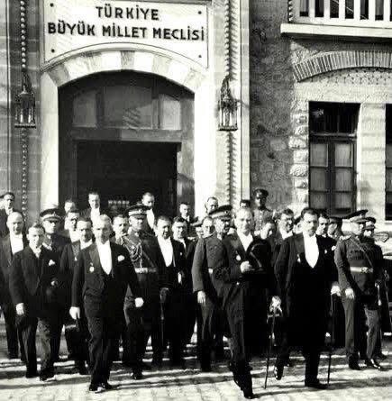 AHMETMESE09's tweet photo. Cumhuriyet;uygarlık,çağdaşlık,eşitlik,zenginlik ve adalet demektir.Yaşasın Türkiye cumhuriyeti, Yaşasın Gazi Mustafa Kemal Atatürk https://t.co/E9JyeP1GkP
