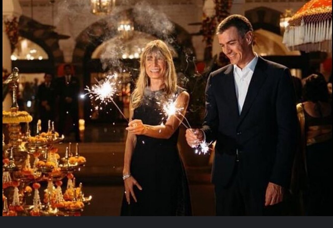 Hoy es un buen día para recordar que mientras cientos de personas morían sepultadas por toneladas de lodo,este hijo de puta y la pentaimputada estaban de fiesta quemando bengalas y disfrutando de un gran banquete. Ni olvido ni perdón.