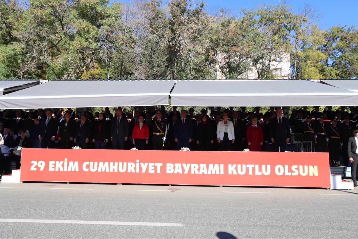 av_aligumus's tweet photo. 🇹🇷 Cumhuriyetimizin 102. yılı coşkusunu büyük bir gururla kutluyoruz.

Sahil tören alanında düzenlenen programlarda, Gazi Mustafa Kemal Atatürk ve silah arkadaşlarını, aziz şehitlerimizi ve gazilerimizi rahmet, minnet ve şükranla andık.
Vatandaşlarımızın Cumhuriyet Bayramı sevincine ortak olduk, coşkularını paylaştık.

Cumhuriyetimizin 102. yılı kutlu olsun!
Birlik, beraberlik ve kardeşliğimiz daim olsun.