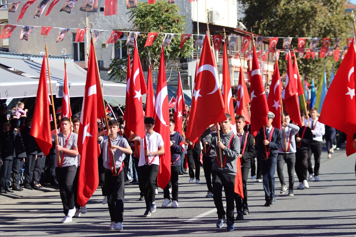 av_aligumus's tweet photo. 🇹🇷 Cumhuriyetimizin 102. yılı coşkusunu büyük bir gururla kutluyoruz.

Sahil tören alanında düzenlenen programlarda, Gazi Mustafa Kemal Atatürk ve silah arkadaşlarını, aziz şehitlerimizi ve gazilerimizi rahmet, minnet ve şükranla andık.
Vatandaşlarımızın Cumhuriyet Bayramı sevincine ortak olduk, coşkularını paylaştık.

Cumhuriyetimizin 102. yılı kutlu olsun!
Birlik, beraberlik ve kardeşliğimiz daim olsun.