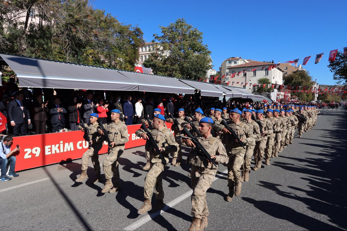 av_aligumus's tweet photo. 🇹🇷 Cumhuriyetimizin 102. yılı coşkusunu büyük bir gururla kutluyoruz.

Sahil tören alanında düzenlenen programlarda, Gazi Mustafa Kemal Atatürk ve silah arkadaşlarını, aziz şehitlerimizi ve gazilerimizi rahmet, minnet ve şükranla andık.
Vatandaşlarımızın Cumhuriyet Bayramı sevincine ortak olduk, coşkularını paylaştık.

Cumhuriyetimizin 102. yılı kutlu olsun!
Birlik, beraberlik ve kardeşliğimiz daim olsun.