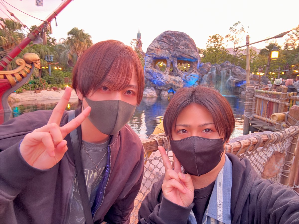 hibari_bass's tweet photo. ディズニーデート楽しみました✌️
トランジット良すぎて3回乗っちゃった笑
次からマストでこれ乗ります🚤(お酒飲みつつ)

男2人で夜景見ながらお酒飲んでクルージングはもうカップルのデートなのよwww
って2人で突っ込んでました🤭 https://t.co/AO2OMGNJAM