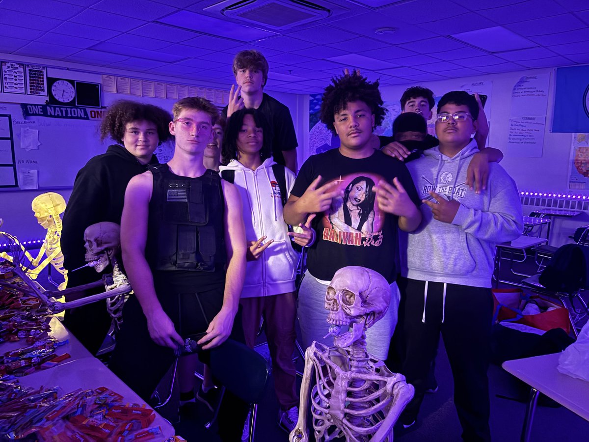 Always a blast at BEAST Trick or Treat night!🛶🏈👻🎃

We had 3 new teammates with us tonight! They are a little boney and skinny, but we’ll work on that! Earl, Darrell, &amp; Gary did a great job ROWing with us!💀

#ChieftainFootball #RTB #ChangeYourBest #KeepgROWing #HOW #BeELITE