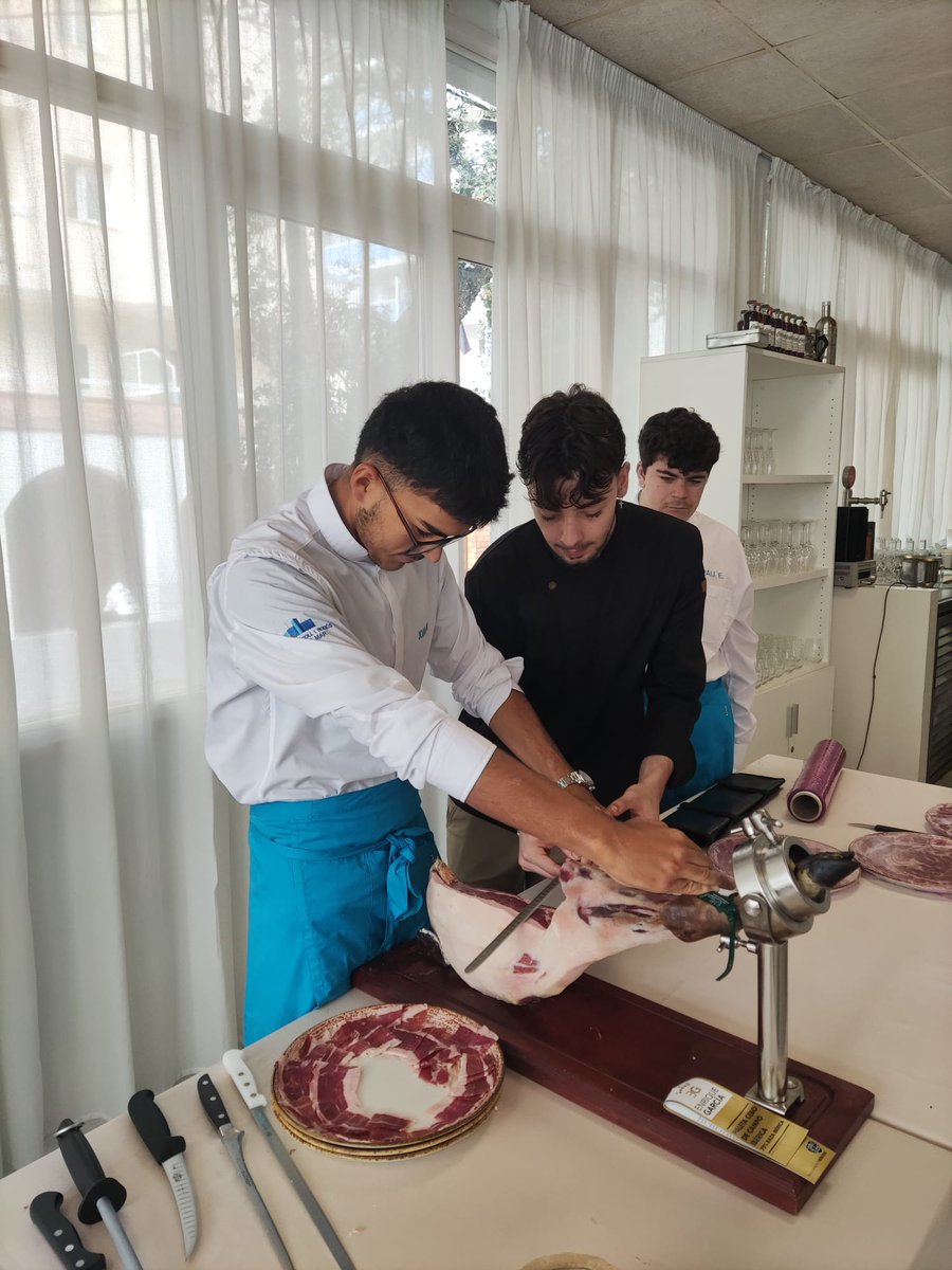 En David, exalumne i tallador professional de pernil, ens visita ✨ agora.xtec.cat/iesramoncoll/g…