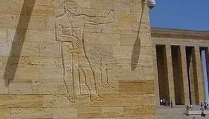 Romalı asker ve Yahudiliğin simgesi gargat ağacı   
 Bu kabartmanın Anıtkabir'de işi ne!?

#deprem #29Ekim Gmail Anıtkabir