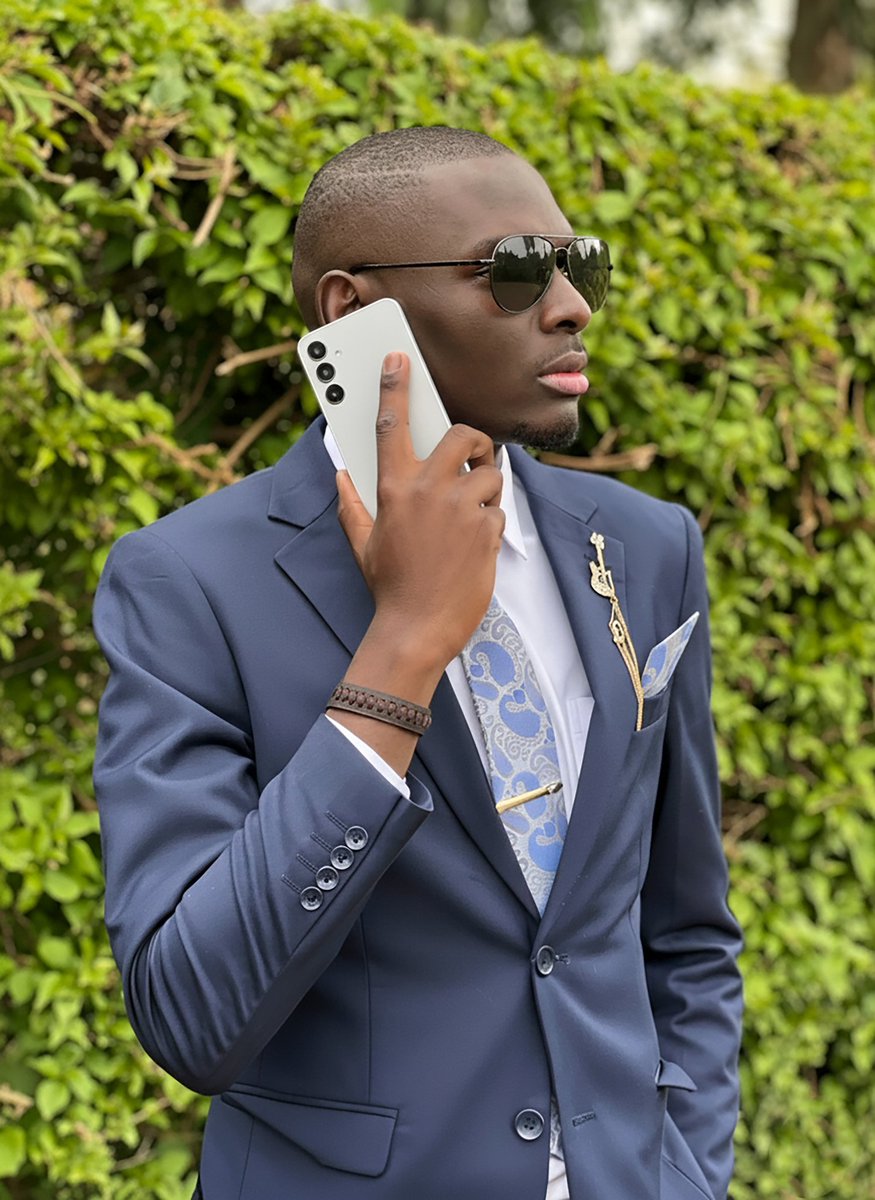 GraphiBlitz's tweet image. Suits are like magic they make you look more competent, but don't get too comfortable, it's just an illusion 😂👔

#mentalhealthawareness #MrCEO #mrhandsome #SuitedAndBooted #photography