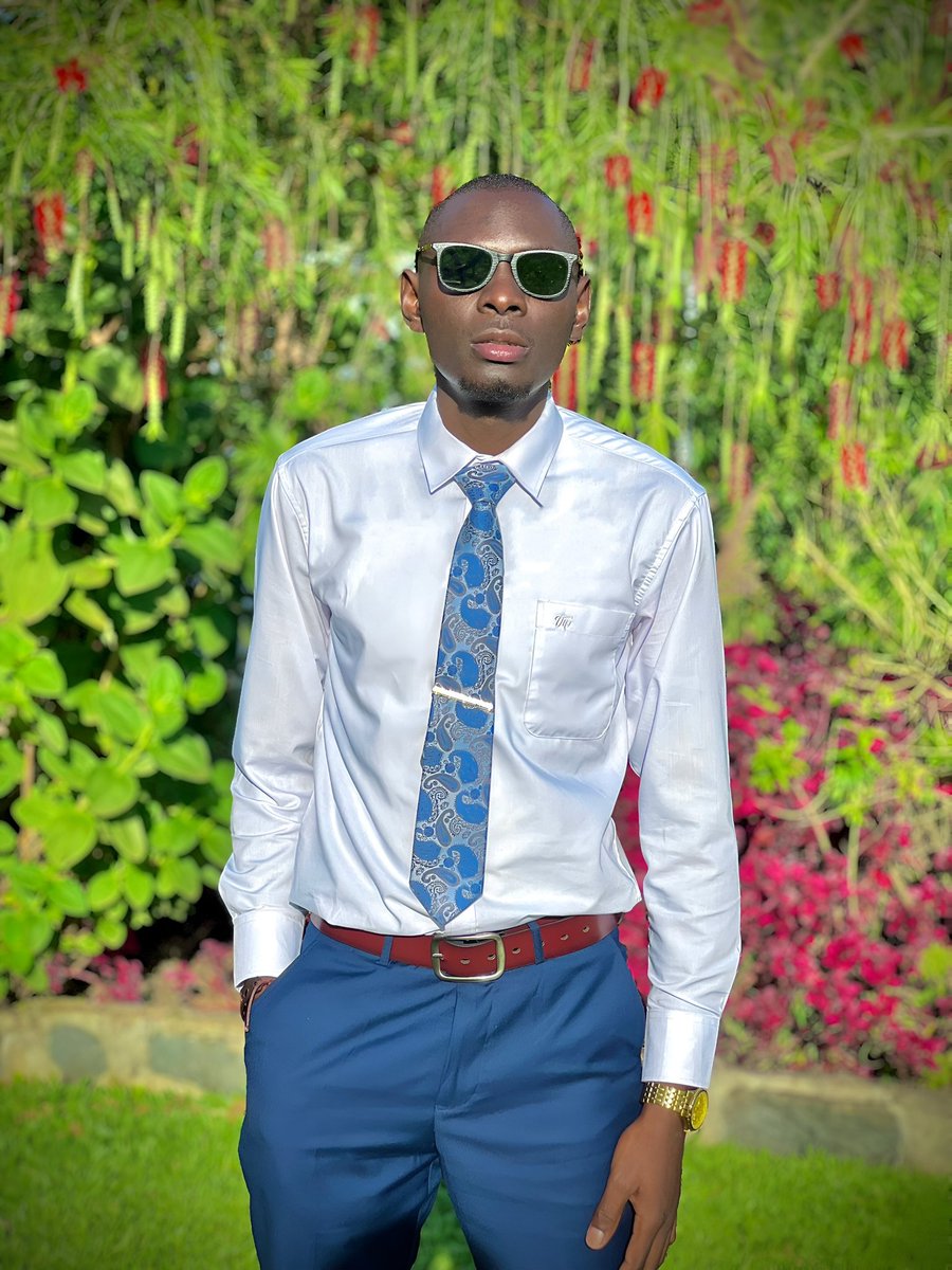 GraphiBlitz's tweet image. Suits are like magic they make you look more competent, but don't get too comfortable, it's just an illusion 😂👔

#mentalhealthawareness #MrCEO #mrhandsome #SuitedAndBooted #photography