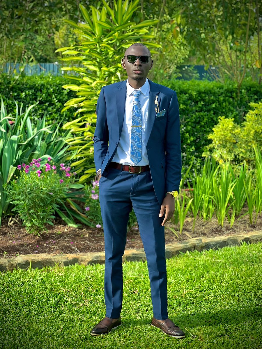 GraphiBlitz's tweet image. Suits are like magic they make you look more competent, but don't get too comfortable, it's just an illusion 😂👔

#mentalhealthawareness #MrCEO #mrhandsome #SuitedAndBooted #photography