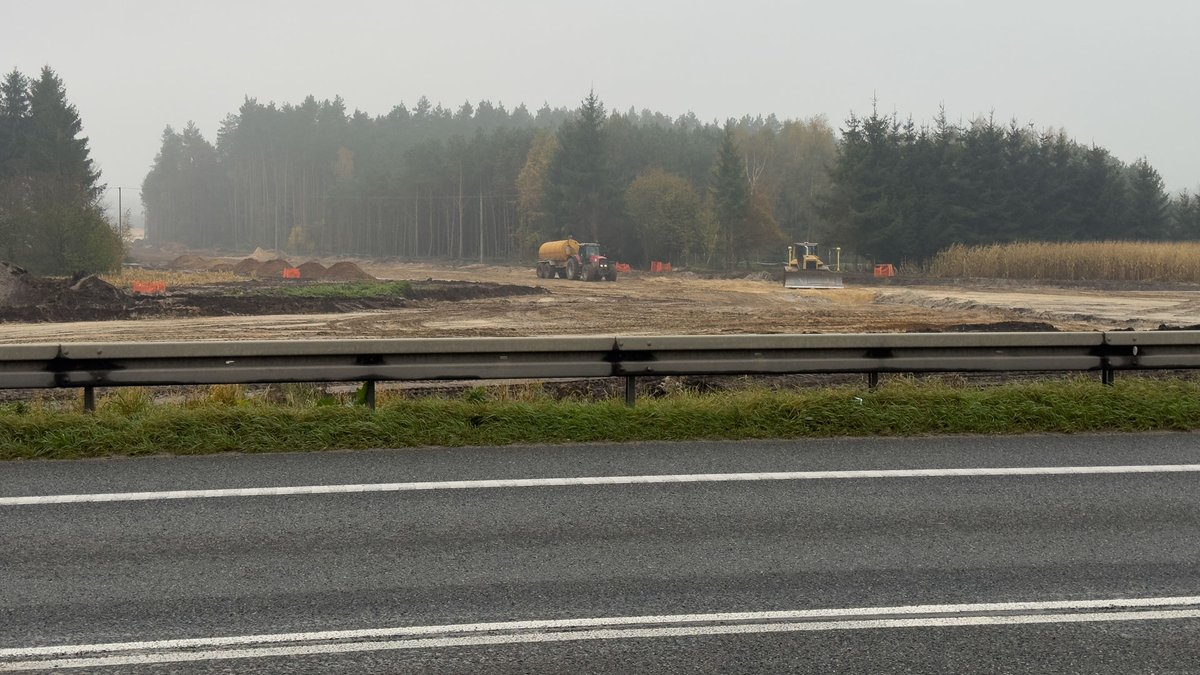 👷 Dalej na budowie odcinka Bydgoszcz Park Przemysłowy - Solec Kuj. roboty na budowie obiektów, prace ziemne czy usuwanie kolizji teletechnicznych. Na zdjęciach wiadukt przy ul. Prądocinskiej, formowanie korpusu drogi czy budowa łącznika węzła B. Łęgnowo z obecną DK10 <a href="/GDDKiA/">Generalna Dyrekcja Dróg Krajowych i Autostrad</a>