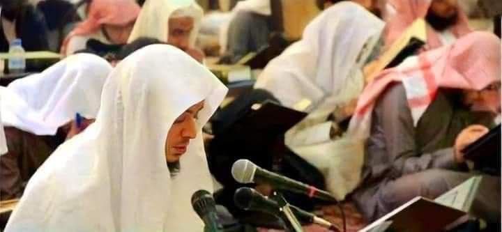 الشيخ عامر بهجت من المتقنين لمذهب الحنابلة، وله منظومات، وله أكثر من ثلاثين مؤلفًا، وهو في غاية التواضع، أستاذٌ دكتور في الجامعة، يُدرّس في المسجد النبوي، ولم يمنعه ذلك من الجلوس في حلق العلم والقراءة على الأشياخ.
وهذه الصورة أثناء قراءته على الشيخ القعيمي في إحدى الدورات العلمية