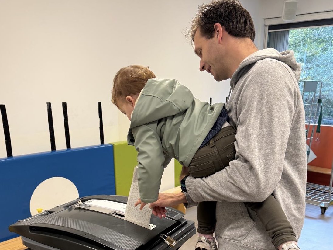 VVD’ERS HEBBEN GESTEMD!! 🗳️ 

Het komt er nu op aan: Nederland krijgt een links of een centrumrechts kabinet. 

Stem VVD voor een centrumrechts kabinet dat kiest voor rust in je portemonnee, een groeiende economie en een strenge asielaanpak. 

Alleen met een sterke VVD kunnen we