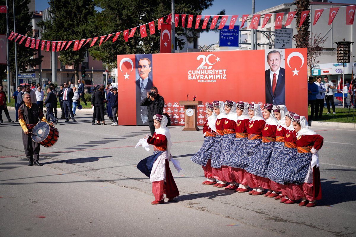 🇹🇷 Rektörümüz Sayın Prof. Dr. Mehmet Keleş, Cumhuriyetimizin 102. yılı kapsamında düzenlenen kutlama etkinliklerine İl protokolü ile birlikte katıldı.

Milletimizin birlik ve beraberlik ruhunu yansıtan coşku dolu bir atmosferde, Cumhuriyetimizin 102. yıl dönümü gururla kutlandı.