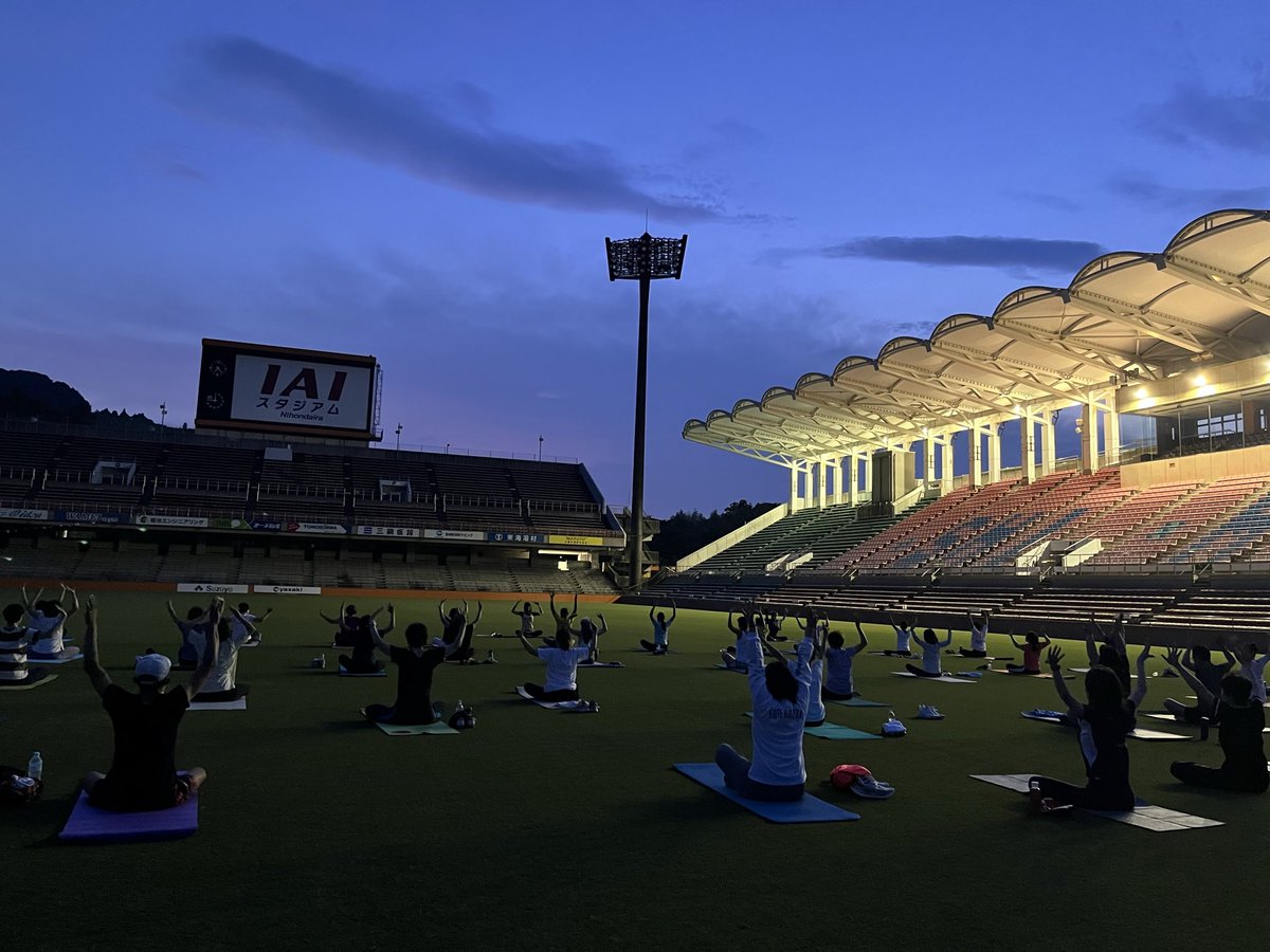 💫星空ヨガ🧘‍♀️

幻想的な秋の宵🌙
 #アイスタ のピッチ上で行うヨガの開放感をぜひ体感しましょう

先週末はあいにくの空模様で、11/2(日)に順延に伴い、参加受付を追加📝

こちらから、お気軽にご参加を▽
shimizu-nihondaira.com/news/7168

日程変更でご参加が難しくなった皆様、次回ぜひご参加ください🙏