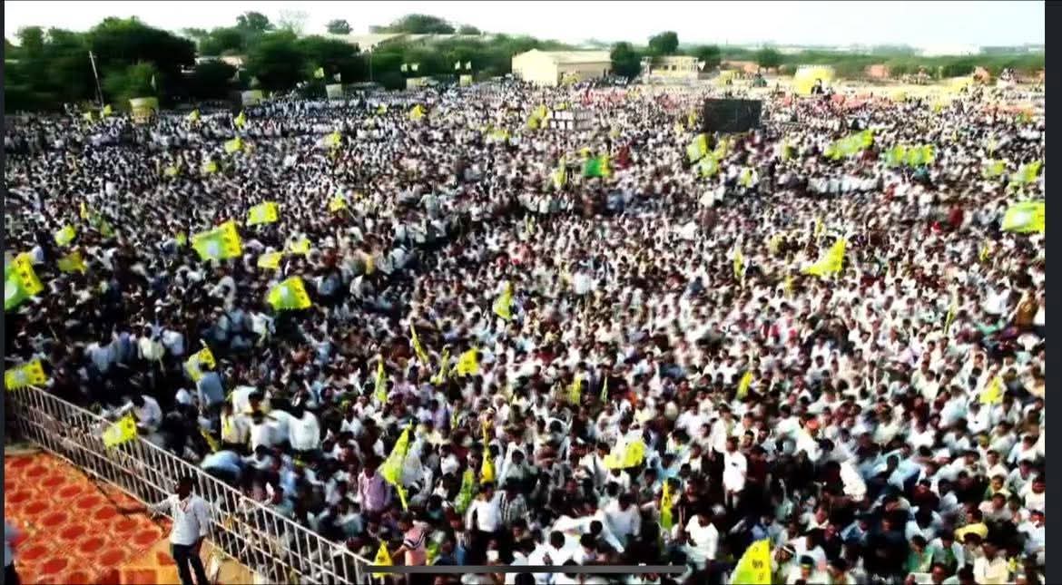 हाथी घोड़े तोप तलवारे फ़ौज तो तेरी सारी है, 
पर जंजीर मे जखड़ा राजा मेरा अभी सब पे भारी है! 
<a href="/hanumanbeniwal/">HANUMAN BENIWAL</a> ✊✌️
#RLP_Foundation_Day
#HanumanBeniwal