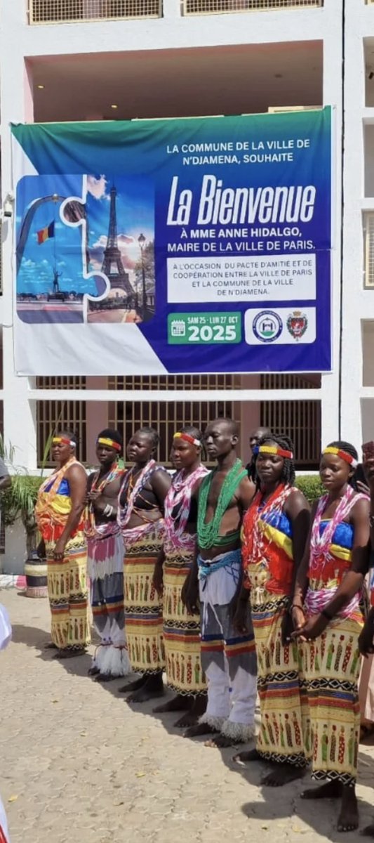 Hidalgo continue à faire le tour d'Afrique à nos frais pour promouvoir sa candidature à l'ONU <a href="/Refugees/">UNHCR, the UN Refugee Agency</a> <a href="/UNGeneva/">United Nations Geneva</a> C'est certain que c'est ni à Paris ni nulle part en France que celle qui est toujours en queue des sondages de popularité aurait cet accueil comme ici à N'Djamena