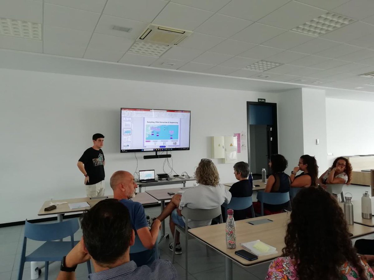 epra_ieo's tweet image. Leo Martos de la @InfoUMA nos ha presentado su #TFM sobre el potencial biotecnológico de los genes metabólicos auxiliares de virus marinos analizados en nuestros #metaGs del Mar de Alborán. El trabajo ha sido supervisado por Guillermo Domínguez (IEO) y Salvador Arijo (UMA) 🙌🏽