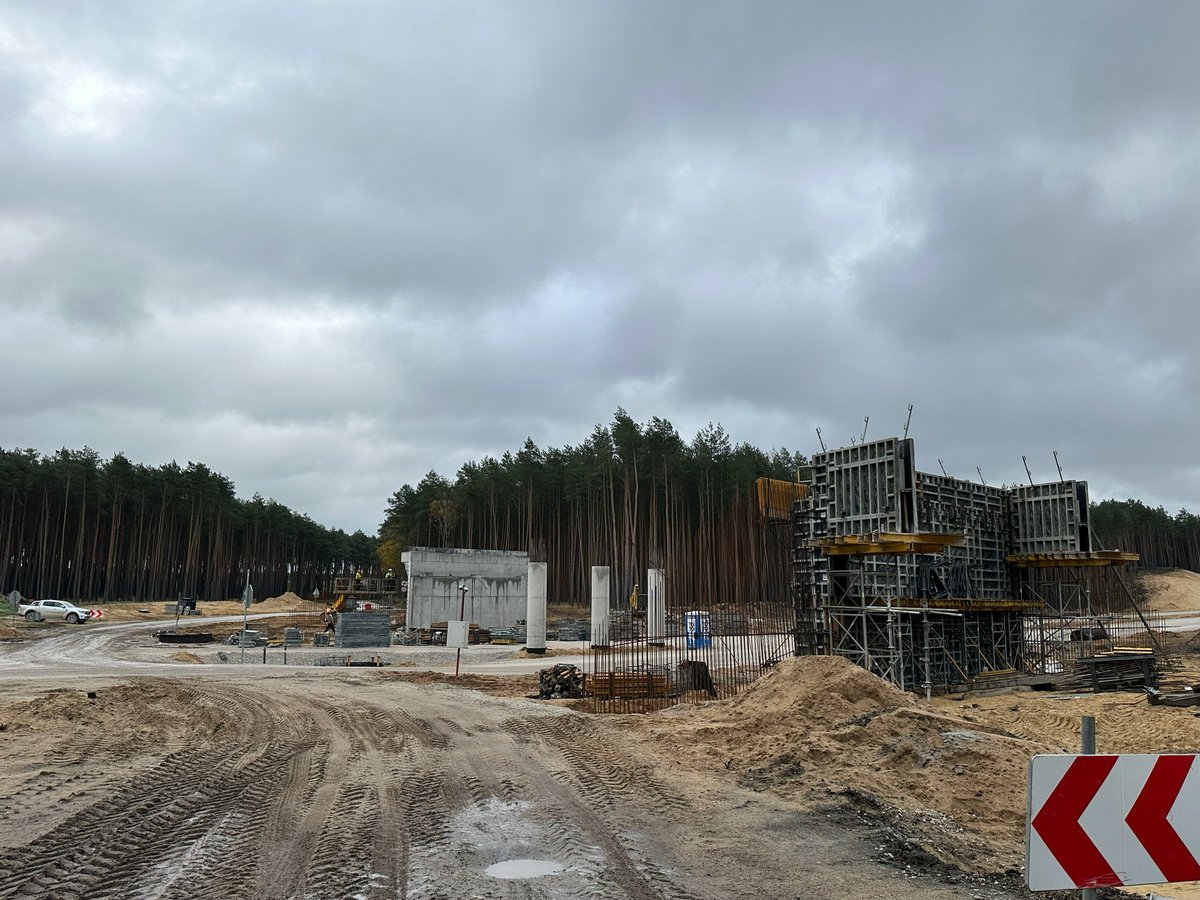 👷 Najdłuższy odcinek S10 z Solca do Torunia to kolejny wybudowany fr. podbudowy zasadniczej oraz roboty mostowe i budowa przepustów czy zbiorników reten.-filtracyjnych. Na zdjęciach węzeł Solec, most nad kanałem Struga Zielona czy wiadukt nad drogą Cierpice - Lesisko <a href="/GDDKiA/">Generalna Dyrekcja Dróg Krajowych i Autostrad</a>