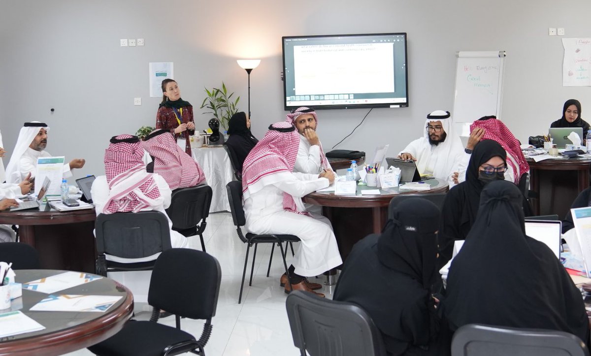 تفقد المساعد التعليمي سير تنفيذ ورشة عمل "آفاق البحث العلمي" بمركز الموهوبين، التي تستهدف تنمية مهارات معلمي ومعلمات الموهوبين في توظيف اللغة الإنجليزية الأكاديمية وتقنيات الذكاء الاصطناعي، بما يعزز قدرتهم على دعم الطلبة في إعداد مشاريعهم العلمية وفق المعايير الدولية.
#تعليم_جدة