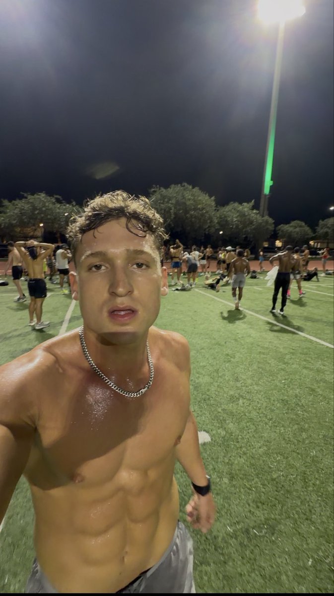 samuelsachss's tweet image. People still mistake Miami for being a city only for degens
Have been going to a 4:40 AM run club for the past few months and it’s tripled in size since I’ve joined
So many people prioritizing health > cheap dopamine
I think it’s the healthiest city in the world