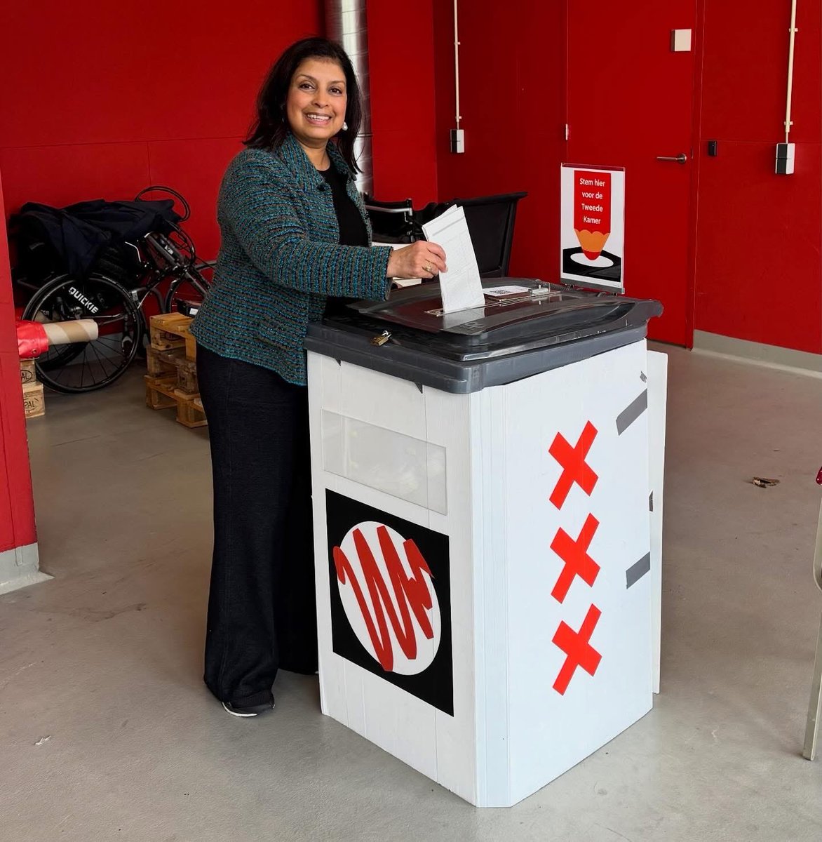 In alle vrijheid kunnen stemmen. Dat is een groot goed. Maak dus gebruik van je stemrecht en bepaal mee hoe ons mooie Nederland eruit gaat zien.

En als ik je een adviesje mag geven: #tochmaarweervvd