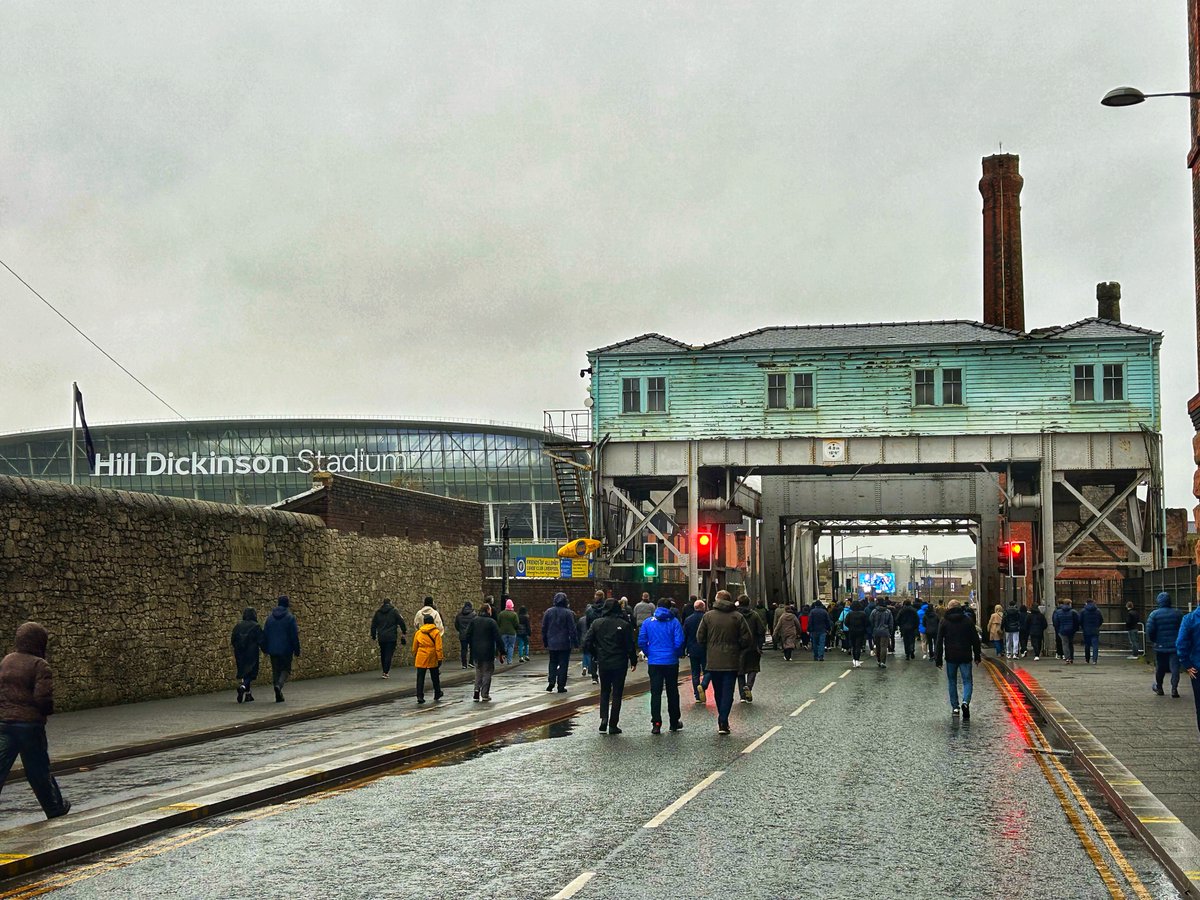 willwrite4cake's tweet image. First visit to Hill Dickinson on Sunday. Wow! Walk from Moorfields with 92-yr-old mate was easy 25-min stroll. Acoustics inside amazing. Only downer was my block, 231, next to Unique Seats block - it was like Whack a Mole, people jumping up every five mins to go the loo.