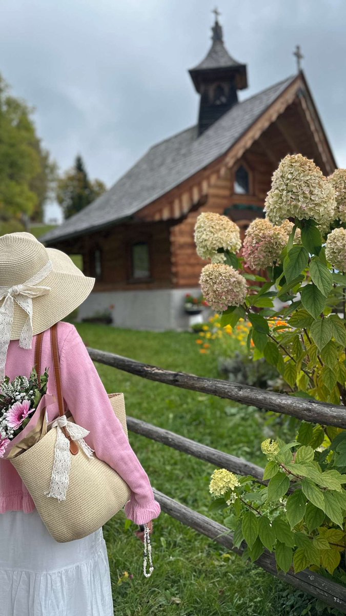أفكر في ؛ كيف بتكون قدرتنا على تحمّل الحياة لو هذه المشاهد ماتكون من حظنّا، الطبيعة فعلًا شاعر عظيم تصنع الأثر بأبسط الأشياء .. 🌸🦋🍃🌻