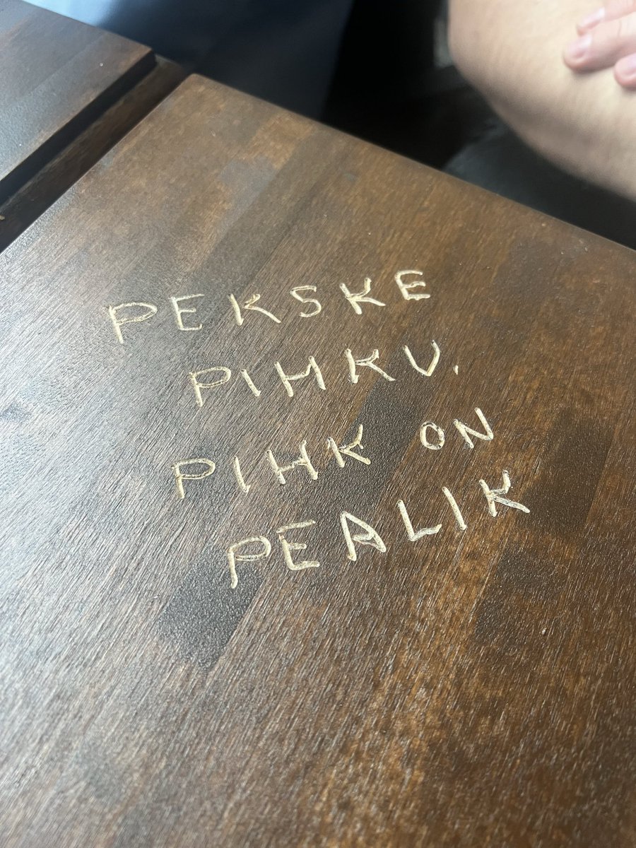 AlarPollu's tweet photo. @R_Liisi Selle Glämmiga ei kuidagi kokku need kohati labased nilbused, mis seal laudadele ja baariletile graveeritud on https://t.co/Fu0BxgkH92