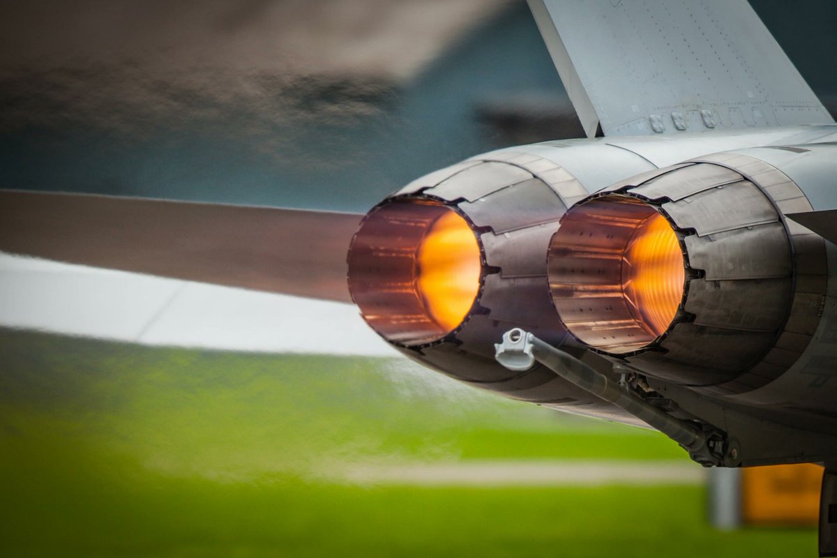 K_Dabkiewicz's tweet image. Dziś rocznica oblotu. Pierwszy prototyp F-18, Hornet One, (160775) wykonał swój pierwszy lot 18 listopada 1978 roku. 

Ten konkretny egzemplarz można zobaczyć na wystawie w China Lake, w zachodniej części pustyni Mojave w Kalifornii.

Powstał jako ewolucja projektu, który…