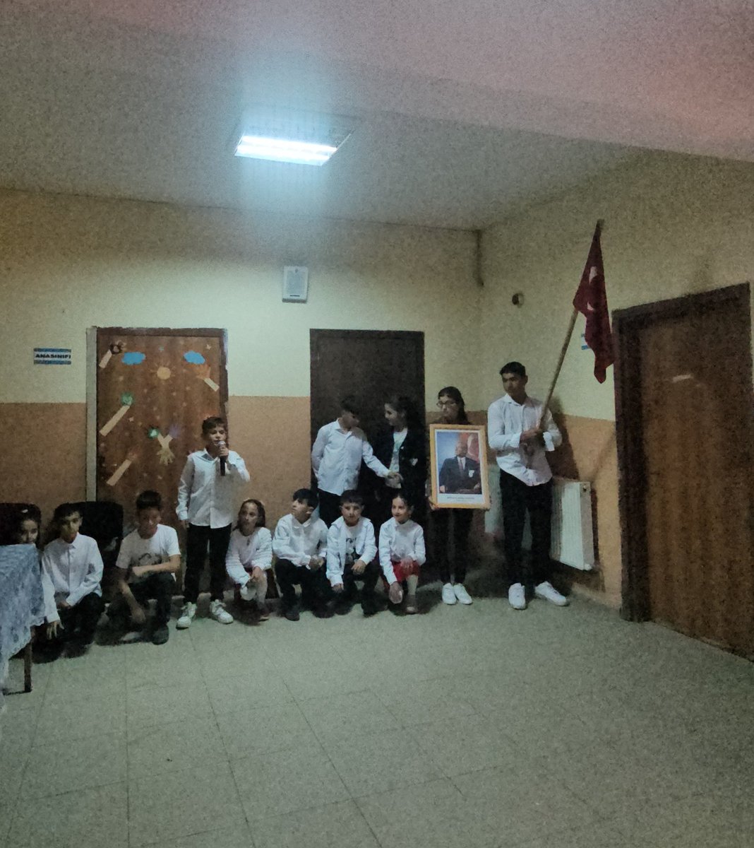 AtyoluO's tweet photo. "Ey yükselen yeni nesil! İstikbal sizindir. Cumhuriyeti biz kurduk, onu yükseltecek ve sürdürecek olan sizlersiniz."
Mustafa Kemal ATATÜRK 🇹🇷❤️🤍 
Ulu Önder Mustafa Kemal Atatürk'ün bizlere emanet ettiği Cumhuriyetimizin 102. yılını büyük bir gurur, coşku ve minnetle kutluyoruz. https://t.co/JCY4c7XAJd