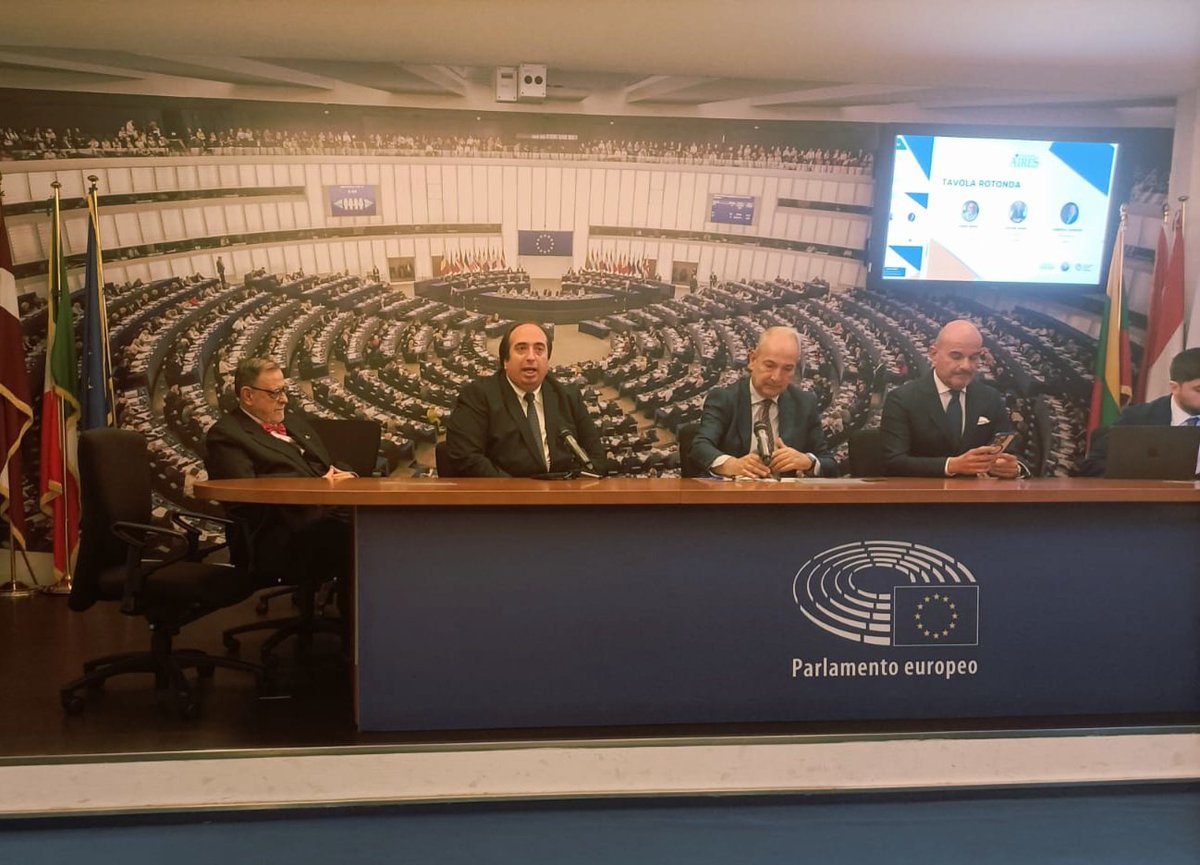 gabferrieri's tweet image. 📌 Settimana di fuoco per l’innovazione italiana con ANGI in prima linea! Come Presidente ho portato la voce dei #giovani #innovatori come relatore in tre eventi strategici, nell’ordine che ha scandito il ritmo del cambiamento.

🇮🇹 Primo appuntamento: Piazza Montecitorio per il…