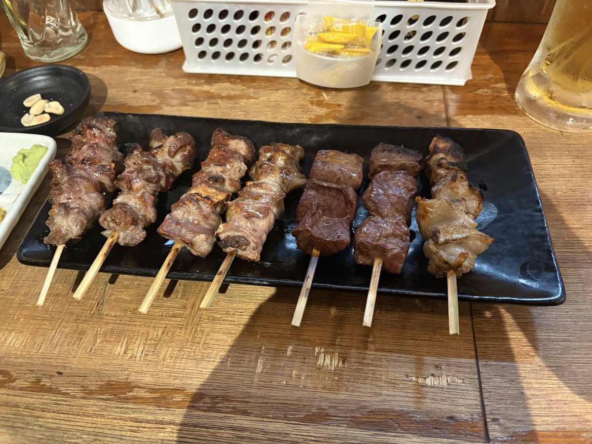 noriyoshi333's tweet photo. レモンサワー発祥の店(もつ焼きばん)さんへ！人手不足でＱＲコード注文が浸透している居酒屋(それでいいと私も思う)中、次から次に来るお客さんをアナログスタイルで明らかに多めのスタッフで捌いていく歴史のある
居酒屋🏮に感激😊いい意味で突き抜けるてる店は進化の必要ない https://t.co/aV87zxWLzL