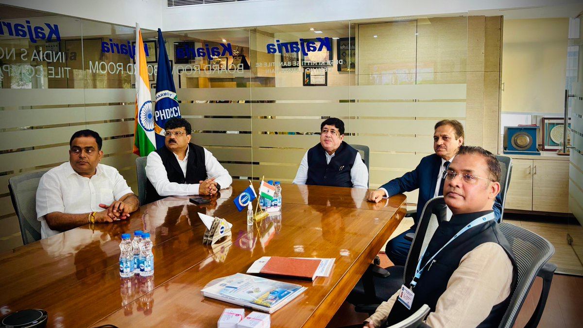 इफको परिवार के लिए गर्व और सम्मान का क्षण, माननीय इफको अध्यक्ष श्री दिलीप संघाणी जी को पीएचडीसीसीआई की सहकारी समिति के अध्यक्ष के रूप में नियुक्त किया गया है।🎉

इस अवसर पर उन्हें डॉ. जतिंदर सिंह, उप महासचिव, पीएचडीसीसीआई, श्री रूपेश पांडे, वरिष्ठ सचिव, पीएचडीसीसीआई, एवं श्री