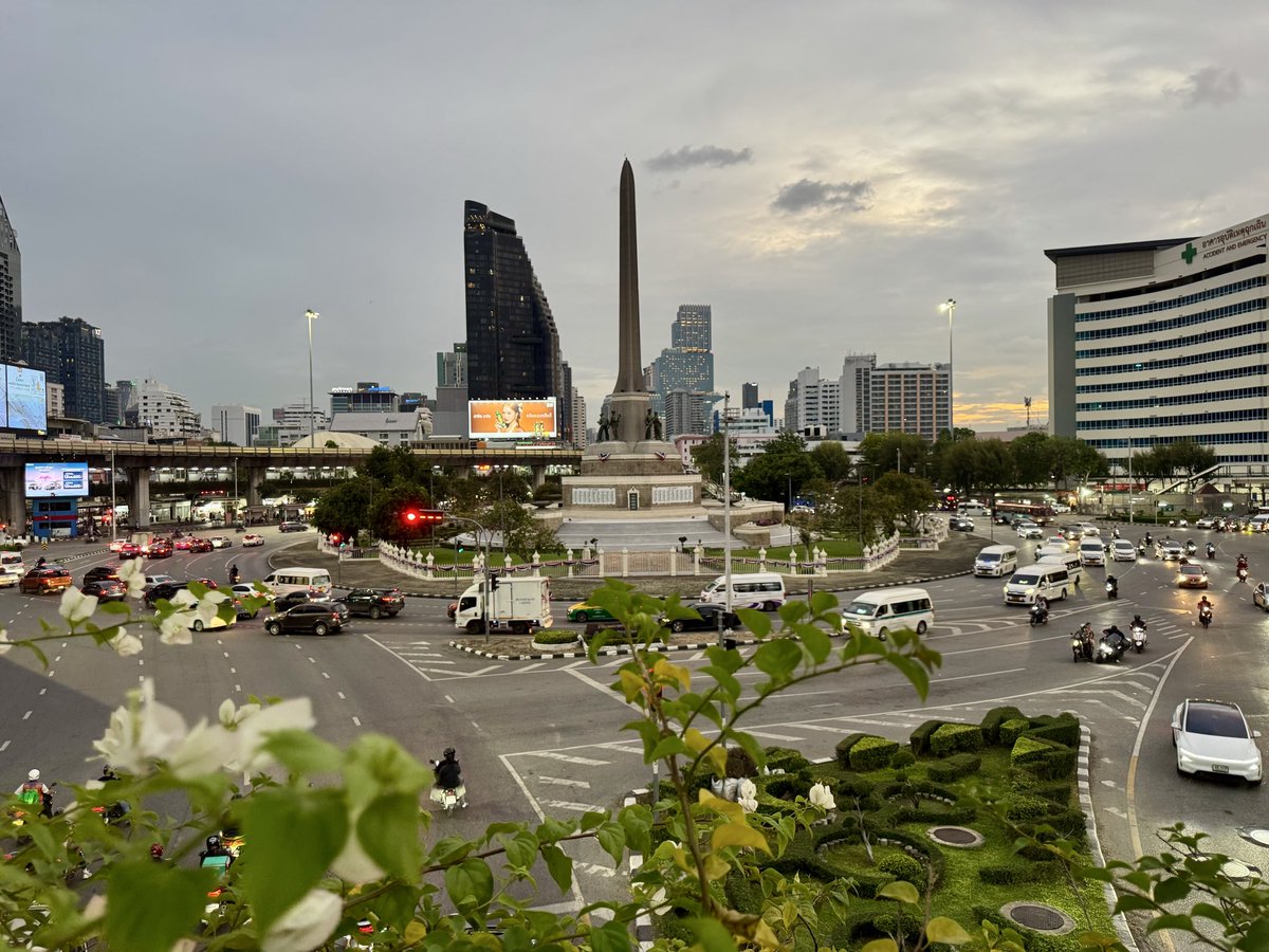 KulSrm's tweet photo. 📍⏰18 น อนุเสาวรีย์ฝั่งเกาะพหลฯ รถขาเข้าติดตามสัณญาณไฟ รถเคลื่อนตัวได้ทุกฝั่ง ฝนลงเม็ดเล็กน้อย เข้ามาถนนพญาไทติดตั้งแต่รางน้ำถึงแยกพญาไท #traffic #endofwork #cloudy #wednesday29 #payday #bangkokcitylife @js100radio @MrVop https://t.co/0BO3r7A88O