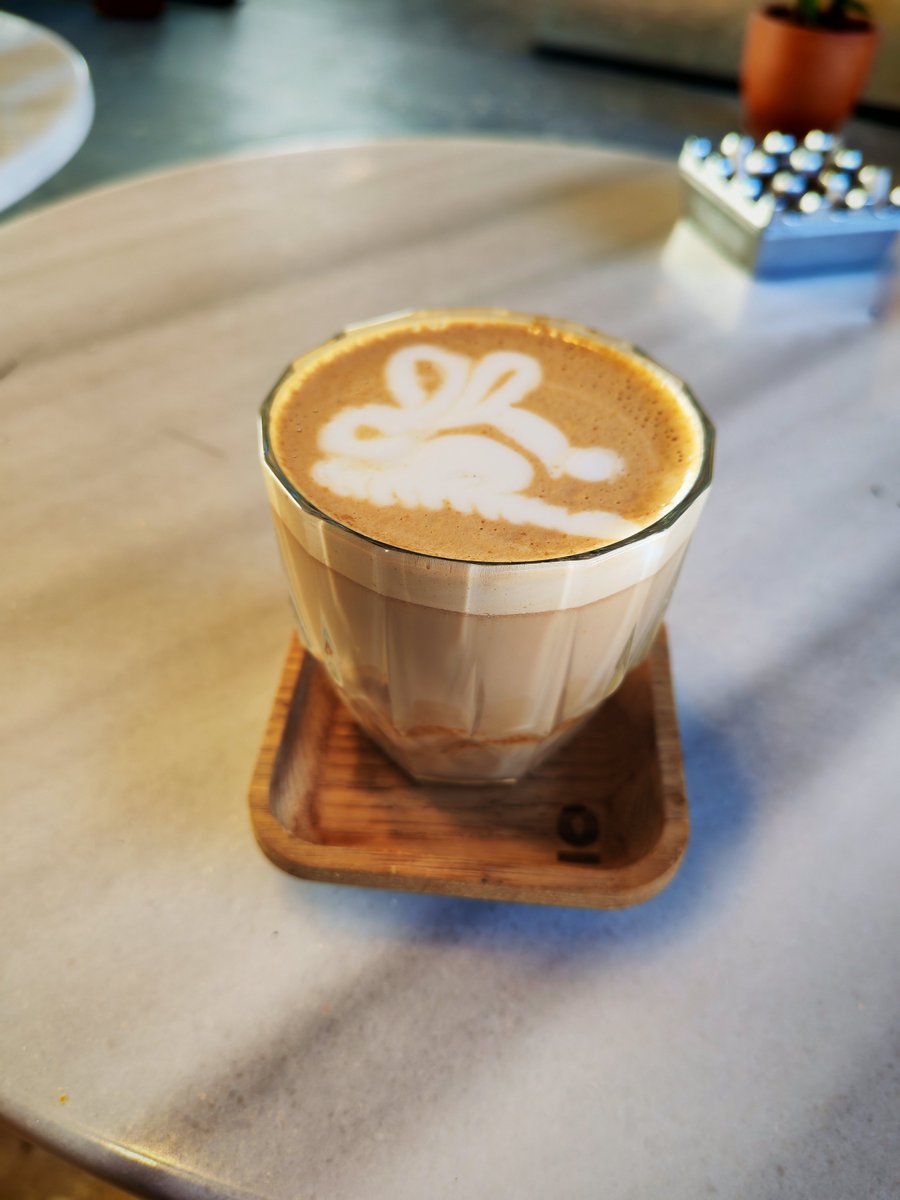 Dünya tahinli latte günüymüş. Dünyanın en iyi latte artçısından latte art da kaptık <a href="/Senbilirsinkaya/">G•</a>
