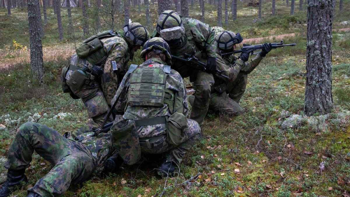 MaasotaK's tweet image. #Saapumiserä225 #MAASK #SPOL sotilaspoliisit harjoittelivat muun muassa etsintä- ja kiinnittotehtäviä #ETAH erikoiskoulutusjakson- ja aliupseerikurssin 1 taistelu- ja ampumaharjoituksessa Taipalsaaressa (20.-24.10.2025). @Puolustusvoimat @Maavoimat @ReserviupseeriK